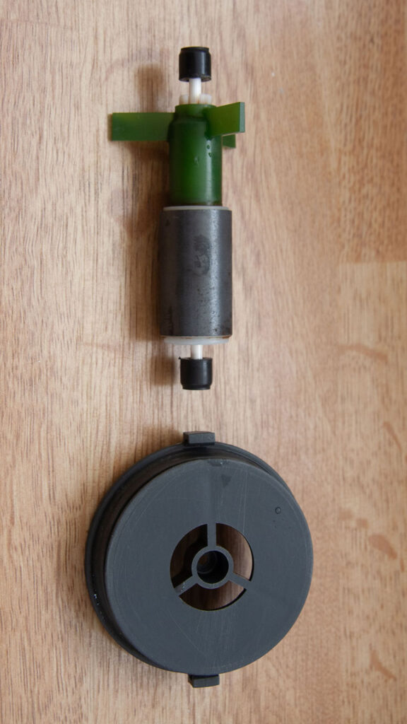 Bij deze potfilter zitten aan beide uiteinden van de rotoras rubberen centreerdopjes!