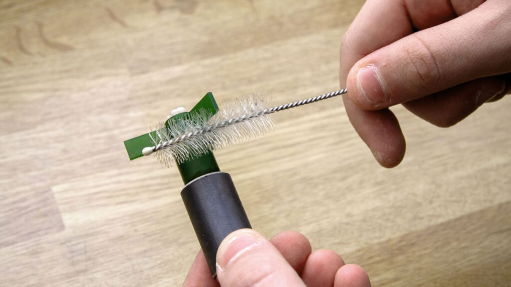 De schoepenrad en magnetische rotoras schoonmaken.