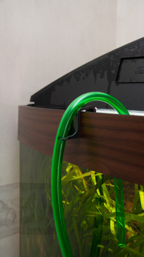 De JBL – ClipSafe is verbeterd en heet nu ClipSafe Vario deze kan verschillende maten aquariumslangen vastklemmen.