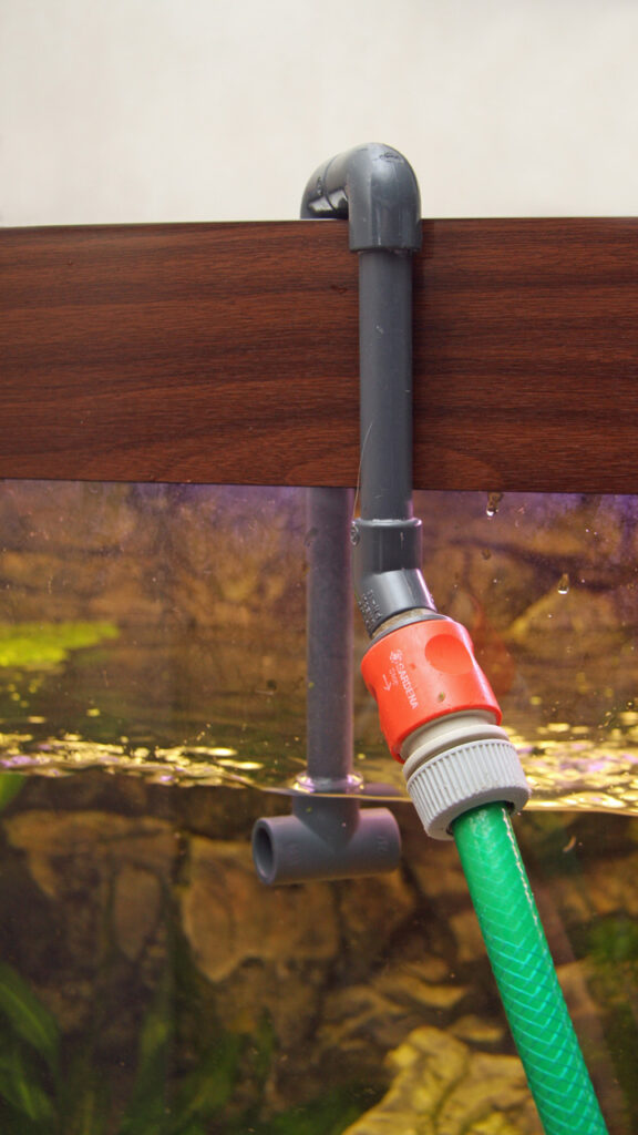 Een doe-het-zelf vulpijp met Gardena koppelingen is mijn favoriete hulpstuk, bij de waterverversing.